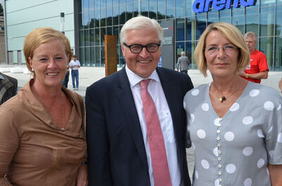 Michaela Engelmeier-Heite und Vize-Bürgermeisterin Helga Auerswald begrüßen Frank Walter Steinmeier in Gummersbach